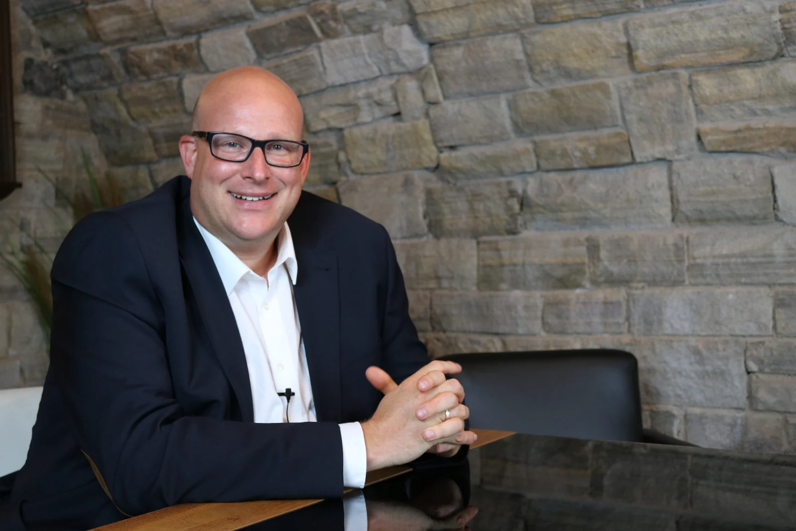 Daniel Sauer am Tisch im Gewölbekeller