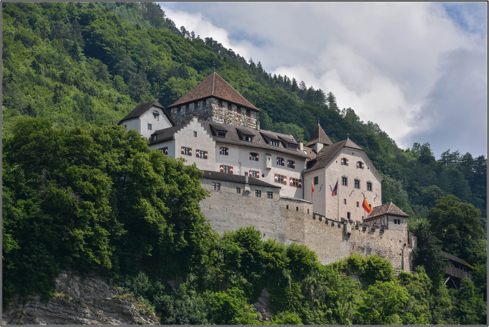 schloss-vaduz-liechtenstein-1-415daafb-a58f-479d-be0d-c294c5c4880d